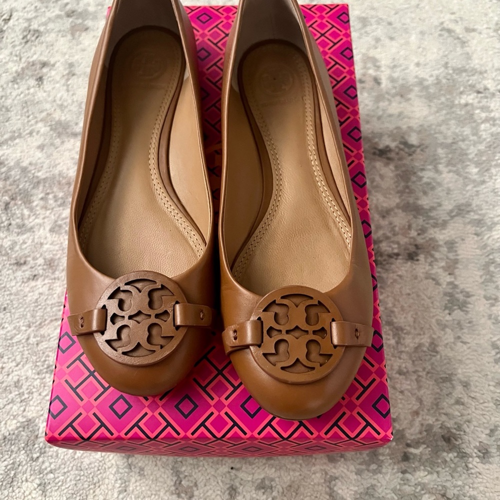 Tory Burch Gabriel tan Ballet Flat - size 7 - mint condition - with box